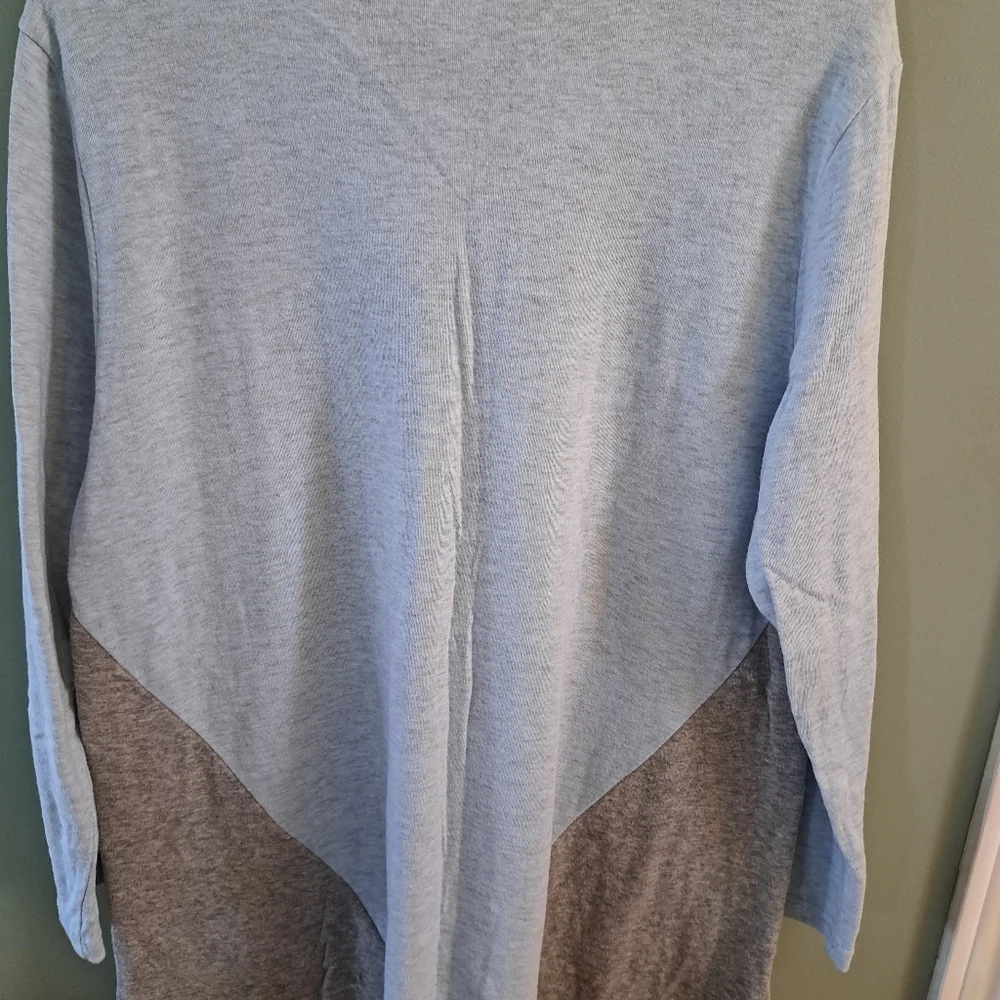 Color block top. - Picture 3 of 4